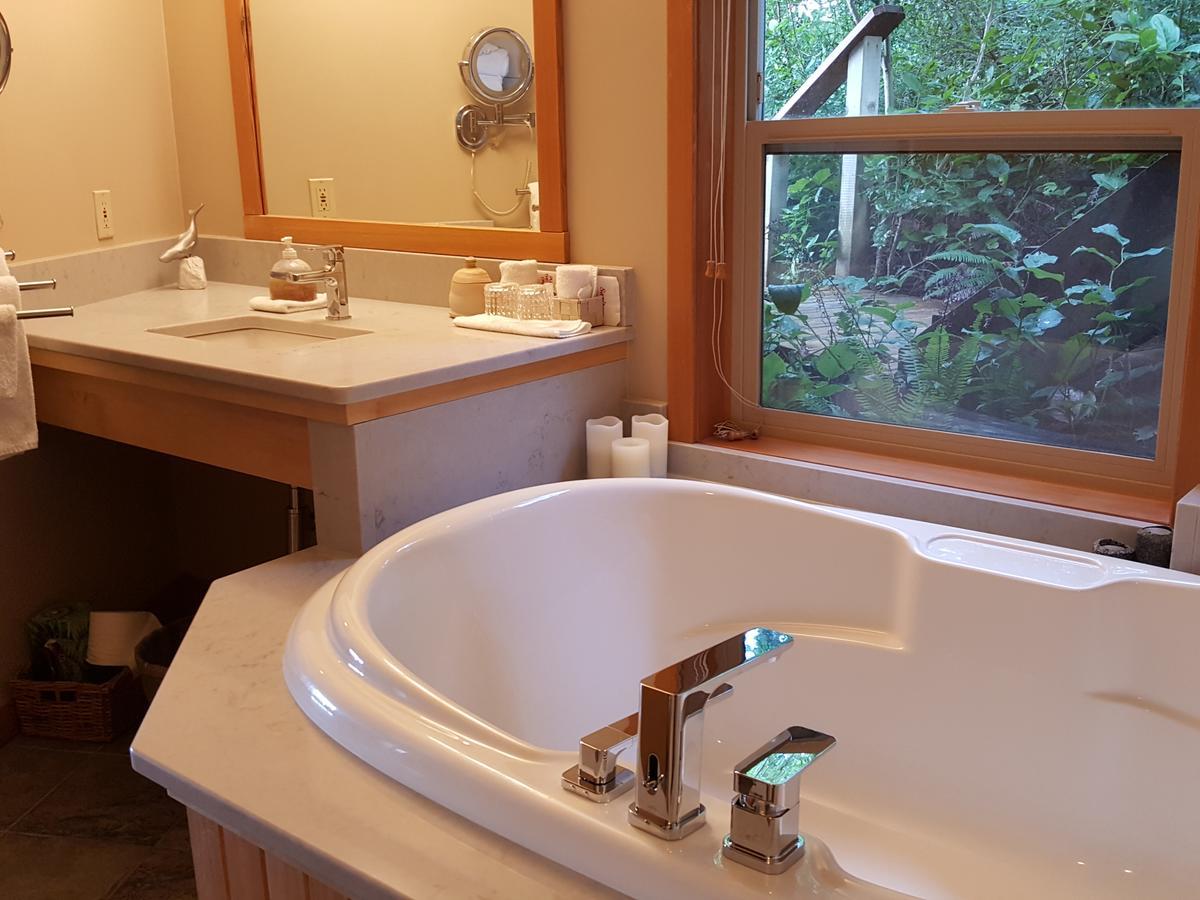 Reef Point Oceanfront Bed And Breakfast Ucluelet Eksteriør bilde