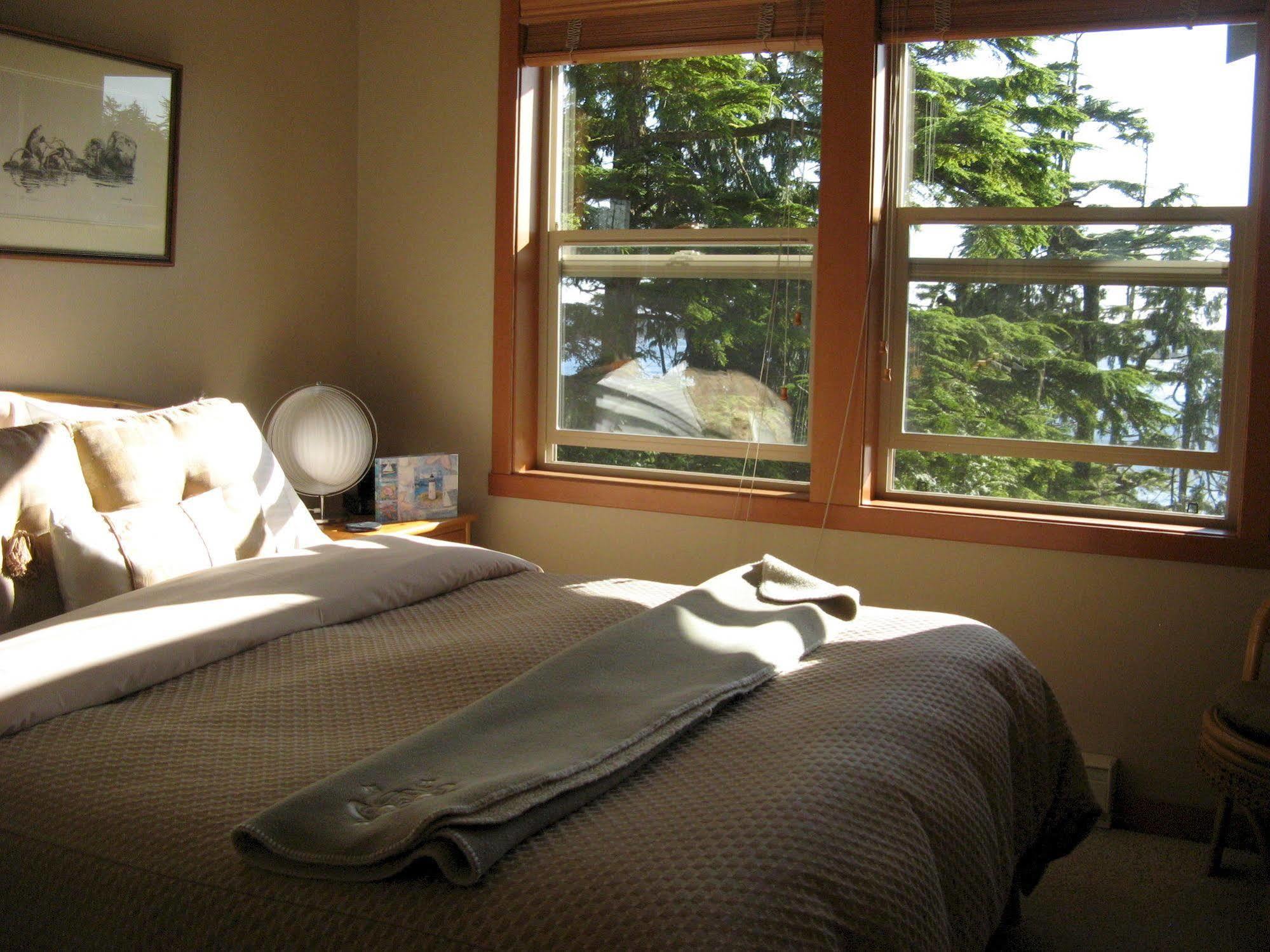 Reef Point Oceanfront Bed And Breakfast Ucluelet Eksteriør bilde